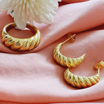 Water resistant jewelry, Hypoallergenic jewelry, tarnish free jewelry, Gold Plated Necklaces, Vintage Necklace, Minimalist Jewelry, Ellie Vail Jewelry, Ellie Vail Necklace, Hey Harper Jewelry, waterproof jewelry, cali tiger jewelry, cali tiger necklaces, 1980 jewelry, she is gold jewelry, kylie jenner necklace, Hello Luxy, Fine Jewelry, Tik Tok Jewelry, Tik Tok Fashion, Best Gift for wife, Wife best gift