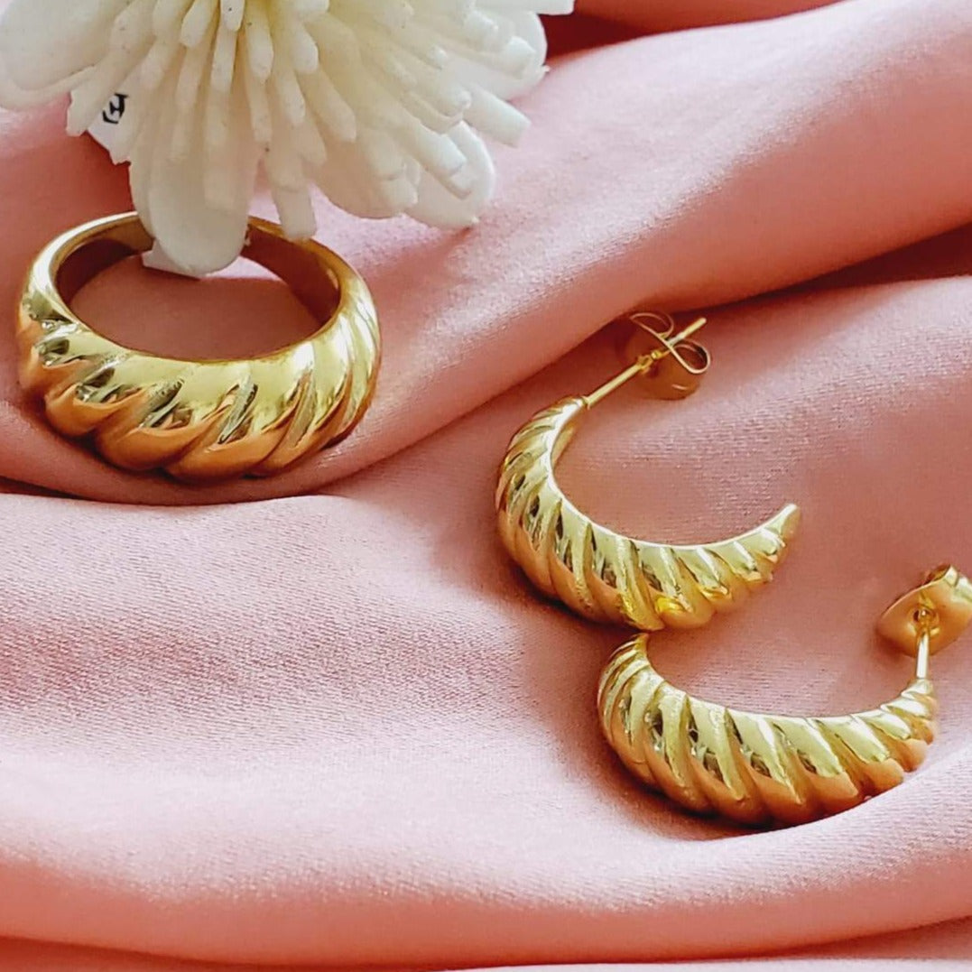 Water resistant jewelry, Hypoallergenic jewelry, tarnish free jewelry, Gold Plated Necklaces, Vintage Necklace, Minimalist Jewelry, Ellie Vail Jewelry, Ellie Vail Necklace, Hey Harper Jewelry, waterproof jewelry, cali tiger jewelry, cali tiger necklaces, 1980 jewelry, she is gold jewelry, kylie jenner necklace, Hello Luxy, Fine Jewelry, Tik Tok Jewelry, Tik Tok Fashion, Best Gift for wife, Wife best gift