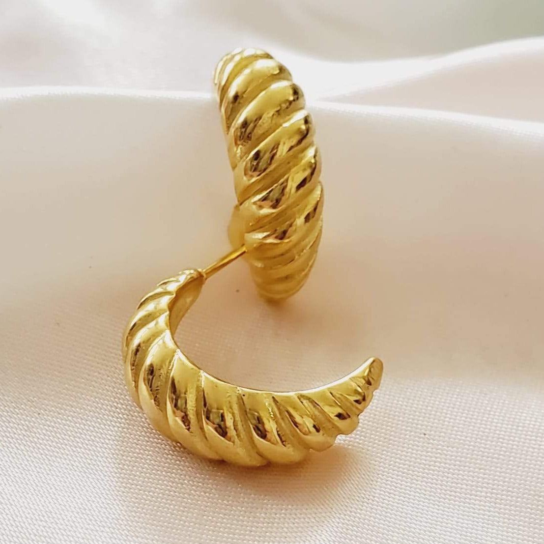 Water resistant jewelry, Hypoallergenic jewelry, tarnish free jewelry, Gold Plated Necklaces, Vintage Necklace, Minimalist Jewelry, Ellie Vail Jewelry, Ellie Vail Necklace, Hey Harper Jewelry, waterproof jewelry, cali tiger jewelry, cali tiger necklaces, 1980 jewelry, she is gold jewelry, kylie jenner necklace, Hello Luxy, Fine Jewelry, Tik Tok Jewelry, Tik Tok Fashion, Best Gift for wife, Wife best gift