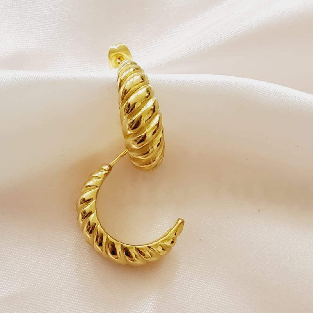 Water resistant jewelry, Hypoallergenic jewelry, tarnish free jewelry, Gold Plated Necklaces, Vintage Necklace, Minimalist Jewelry, Ellie Vail Jewelry, Ellie Vail Necklace, Hey Harper Jewelry, waterproof jewelry, cali tiger jewelry, cali tiger necklaces, 1980 jewelry, she is gold jewelry, kylie jenner necklace, Hello Luxy, Fine Jewelry, Tik Tok Jewelry, Tik Tok Fashion, Best Gift for wife, Wife best gift