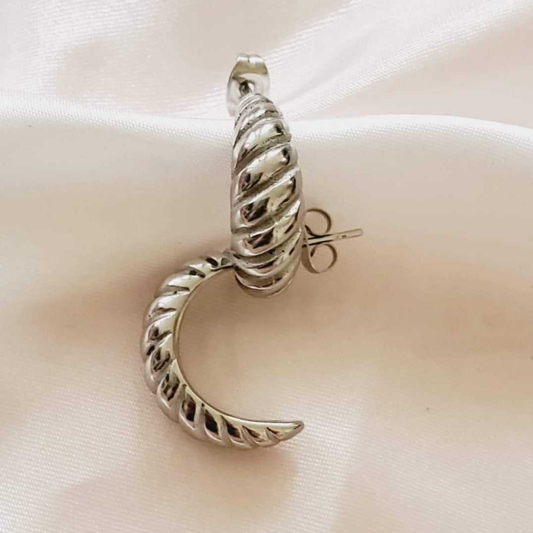 Water resistant jewelry, Hypoallergenic jewelry, tarnish free jewelry, Gold Plated Necklaces, Vintage Necklace, Minimalist Jewelry, Ellie Vail Jewelry, Ellie Vail Necklace, Hey Harper Jewelry, waterproof jewelry, cali tiger jewelry, cali tiger necklaces, 1980 jewelry, she is gold jewelry, kylie jenner necklace, Hello Luxy, Fine Jewelry, Tik Tok Jewelry, Tik Tok Fashion, Best Gift for wife, Wife best gift