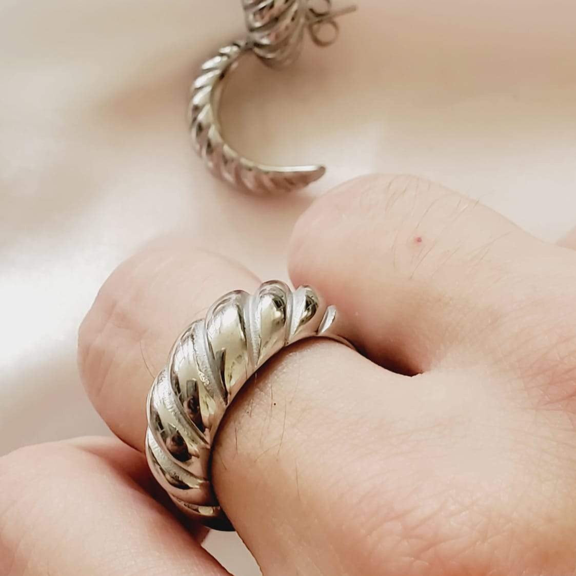 Water resistant jewelry, Hypoallergenic jewelry, tarnish free jewelry, Gold Plated Necklaces, Vintage Necklace, Minimalist Jewelry, Ellie Vail Jewelry, Ellie Vail Necklace, Hey Harper Jewelry, waterproof jewelry, cali tiger jewelry, cali tiger necklaces, 1980 jewelry, she is gold jewelry, kylie jenner necklace, Hello Luxy, Fine Jewelry, Tik Tok Jewelry, Tik Tok Fashion, Best Gift for wife, Wife best gift