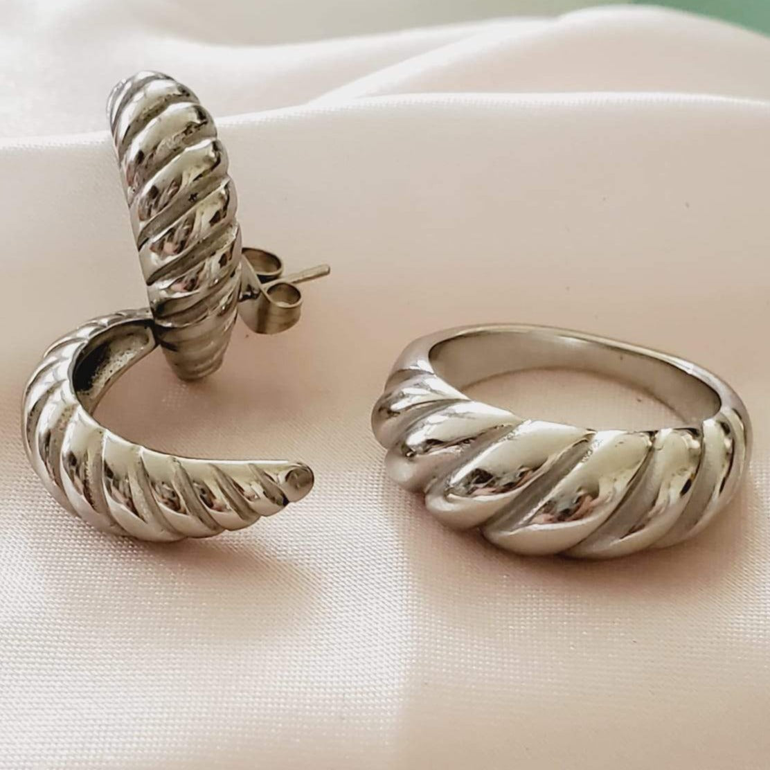 Water resistant jewelry, Hypoallergenic jewelry, tarnish free jewelry, Gold Plated Necklaces, Vintage Necklace, Minimalist Jewelry, Ellie Vail Jewelry, Ellie Vail Necklace, Hey Harper Jewelry, waterproof jewelry, cali tiger jewelry, cali tiger necklaces, 1980 jewelry, she is gold jewelry, kylie jenner necklace, Hello Luxy, Fine Jewelry, Tik Tok Jewelry, Tik Tok Fashion, Best Gift for wife, Wife best gift