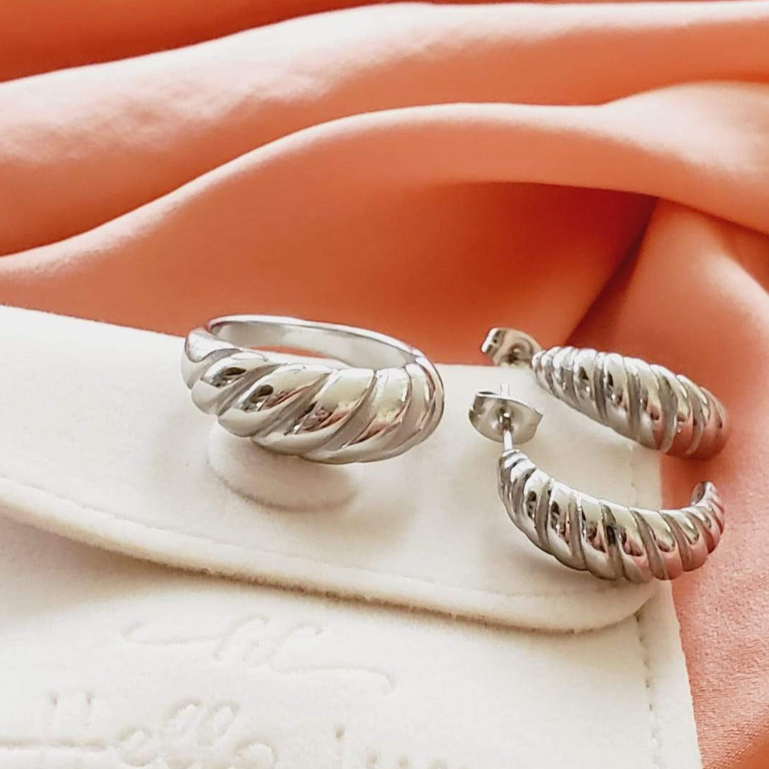 Water resistant jewelry, Hypoallergenic jewelry, tarnish free jewelry, Gold Plated Necklaces, Vintage Necklace, Minimalist Jewelry, Ellie Vail Jewelry, Ellie Vail Necklace, Hey Harper Jewelry, waterproof jewelry, cali tiger jewelry, cali tiger necklaces, 1980 jewelry, she is gold jewelry, kylie jenner necklace, Hello Luxy, Fine Jewelry, Tik Tok Jewelry, Tik Tok Fashion, Best Gift for wife, Wife best gift