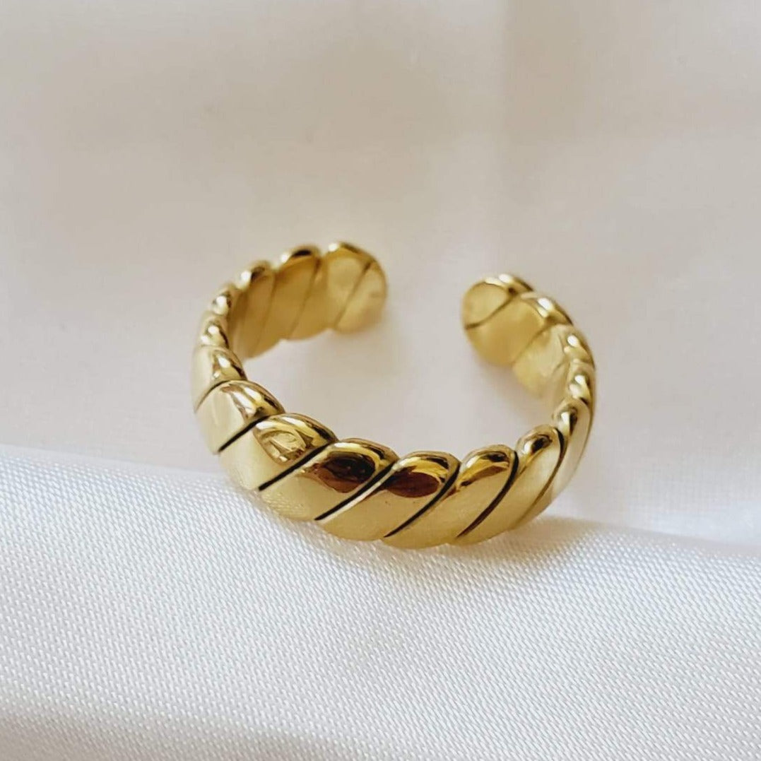 Water resistant jewelry, Hypoallergenic jewelry, tarnish free jewelry, Gold Plated Necklaces, Vintage Necklace, Minimalist Jewelry, Ellie Vail Jewelry, Ellie Vail Necklace, Hey Harper Jewelry, waterproof jewelry, cali tiger jewelry, cali tiger necklaces, 1980 jewelry, she is gold jewelry, kylie jenner necklace, Hello Luxy, Fine Jewelry, Tik Tok Jewelry, Tik Tok Fashion, Best Gift for wife, Wife best gift