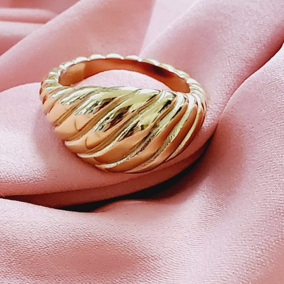 Water resistant jewelry, Hypoallergenic jewelry, tarnish free jewelry, Gold Plated Necklaces, Vintage Necklace, Minimalist Jewelry, Ellie Vail Jewelry, Ellie Vail Necklace, Hey Harper Jewelry, waterproof jewelry, cali tiger jewelry, cali tiger necklaces, 1980 jewelry, she is gold jewelry, kylie jenner necklace, Hello Luxy, Fine Jewelry, Tik Tok Jewelry, Tik Tok Fashion, Best Gift for wife, Wife best gift