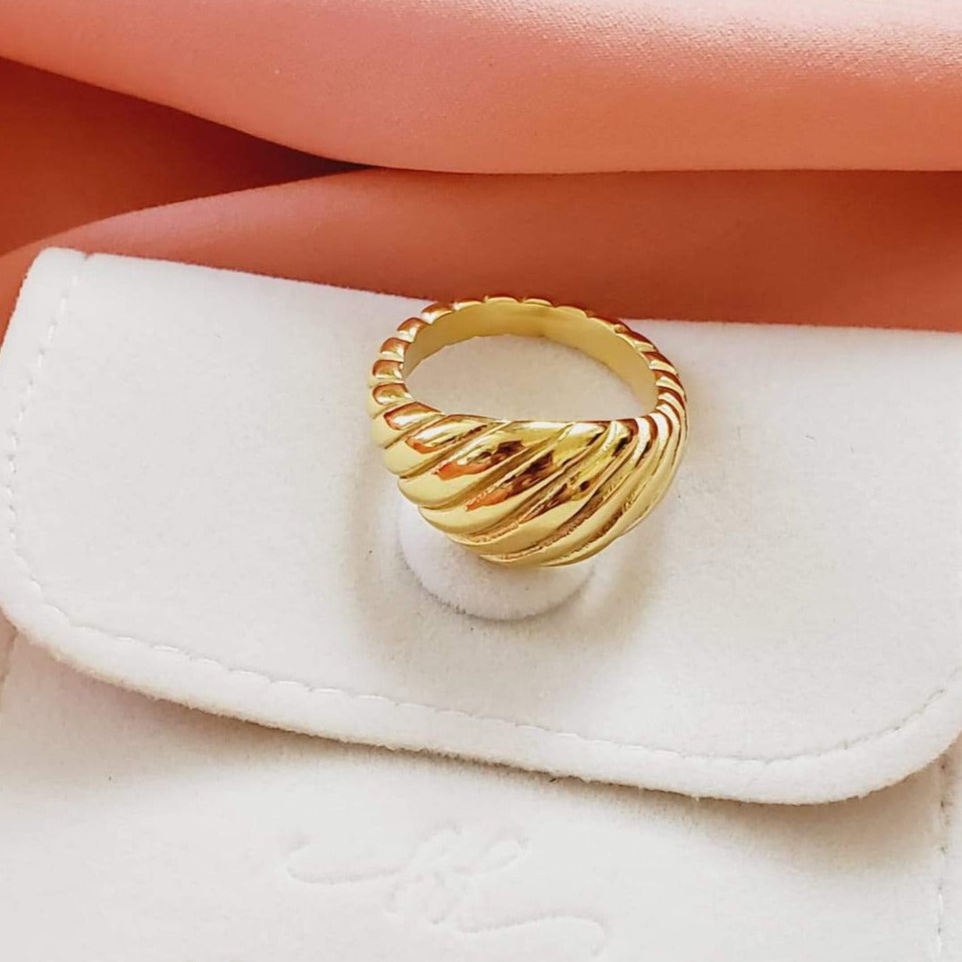 Water resistant jewelry, Hypoallergenic jewelry, tarnish free jewelry, Gold Plated Necklaces, Vintage Necklace, Minimalist Jewelry, Ellie Vail Jewelry, Ellie Vail Necklace, Hey Harper Jewelry, waterproof jewelry, cali tiger jewelry, cali tiger necklaces, 1980 jewelry, she is gold jewelry, kylie jenner necklace, Hello Luxy, Fine Jewelry, Tik Tok Jewelry, Tik Tok Fashion, Best Gift for wife, Wife best gift