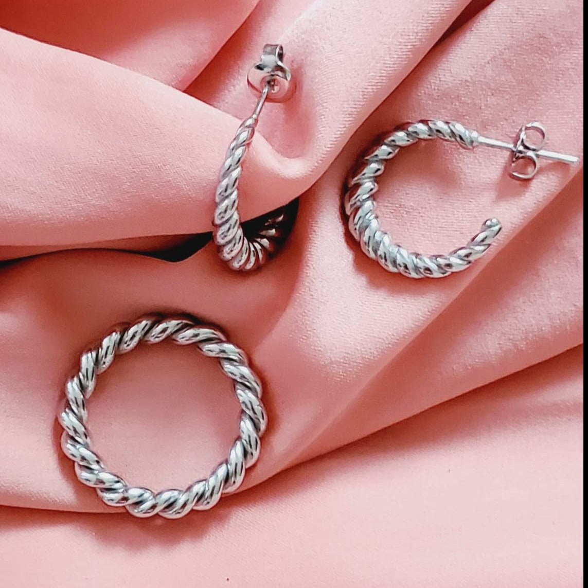 Water resistant jewelry, Hypoallergenic jewelry, tarnish free jewelry, Gold Plated Necklaces, Vintage Necklace, Minimalist Jewelry, Ellie Vail Jewelry, Ellie Vail Necklace, Hey Harper Jewelry, waterproof jewelry, cali tiger jewelry, cali tiger necklaces, 1980 jewelry, she is gold jewelry, kylie jenner necklace, Hello Luxy, Fine Jewelry, Tik Tok Jewelry, Tik Tok Fashion, Best Gift for wife, Wife best gift