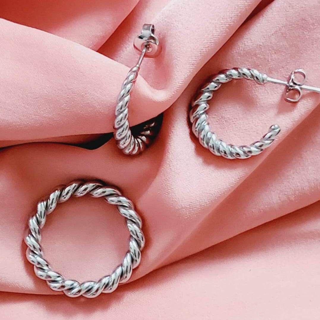 Water resistant jewelry, Hypoallergenic jewelry, tarnish free jewelry, Gold Plated Necklaces, Vintage Necklace, Minimalist Jewelry, Ellie Vail Jewelry, Ellie Vail Necklace, Hey Harper Jewelry, waterproof jewelry, cali tiger jewelry, cali tiger necklaces, 1980 jewelry, she is gold jewelry, kylie jenner necklace, Hello Luxy, Fine Jewelry, Tik Tok Jewelry, Tik Tok Fashion, Best Gift for wife, Wife best gift