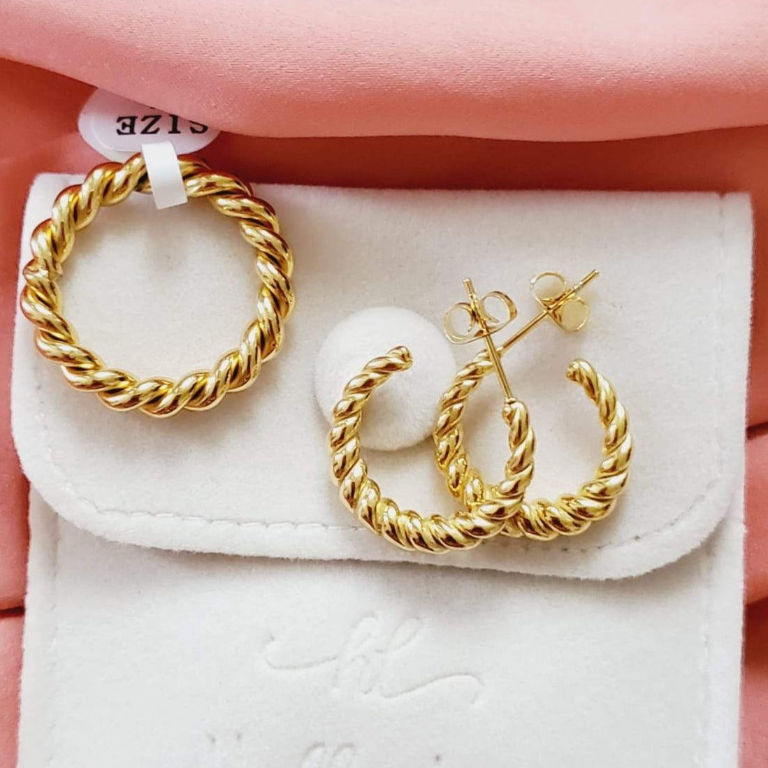 Water resistant jewelry, Hypoallergenic jewelry, tarnish free jewelry, Gold Plated Necklaces, Vintage Necklace, Minimalist Jewelry, Ellie Vail Jewelry, Ellie Vail Necklace, Hey Harper Jewelry, waterproof jewelry, cali tiger jewelry, cali tiger necklaces, 1980 jewelry, she is gold jewelry, kylie jenner necklace, Hello Luxy, Fine Jewelry, Tik Tok Jewelry, Tik Tok Fashion, Best Gift for wife, Wife best gift