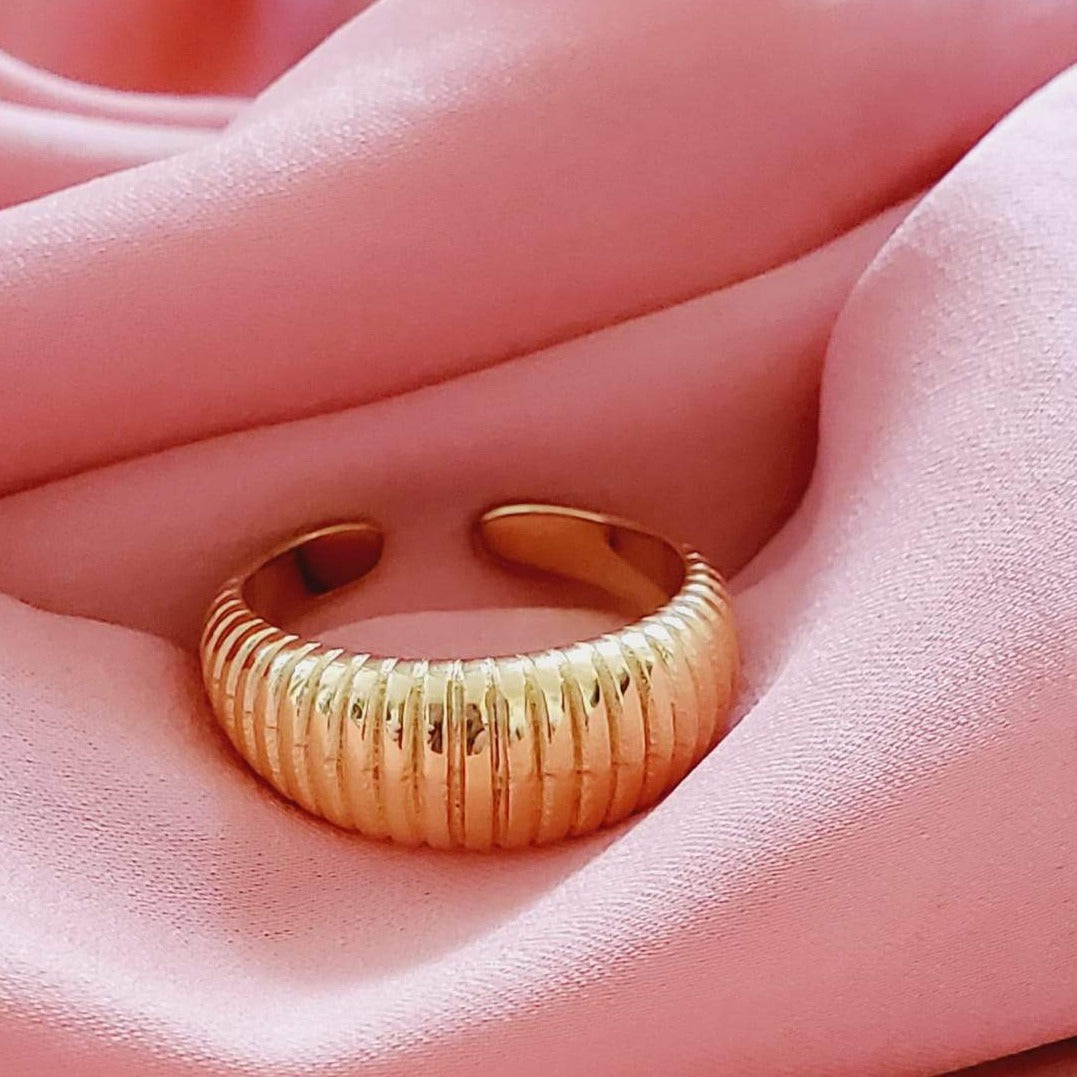 Water resistant jewelry, Hypoallergenic jewelry, tarnish free jewelry, Gold Plated Necklaces, Vintage Necklace, Minimalist Jewelry, Ellie Vail Jewelry, Ellie Vail Necklace, Hey Harper Jewelry, waterproof jewelry, cali tiger jewelry, cali tiger necklaces, 1980 jewelry, she is gold jewelry, kylie jenner necklace, Hello Luxy, Fine Jewelry, Tik Tok Jewelry, Tik Tok Fashion, Best Gift for wife, Wife best gift