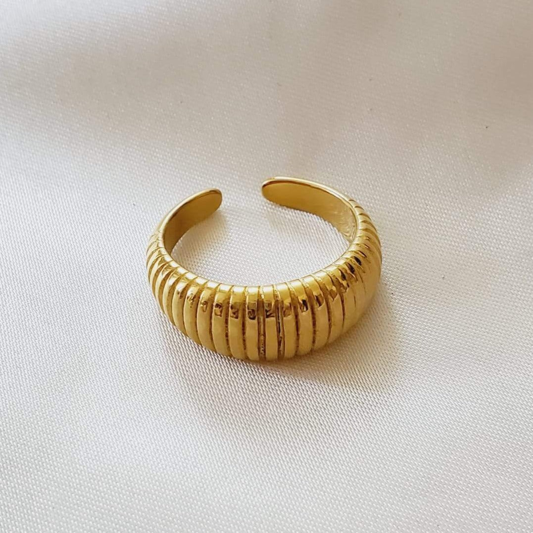 Water resistant jewelry, Hypoallergenic jewelry, tarnish free jewelry, Gold Plated Necklaces, Vintage Necklace, Minimalist Jewelry, Ellie Vail Jewelry, Ellie Vail Necklace, Hey Harper Jewelry, waterproof jewelry, cali tiger jewelry, cali tiger necklaces, 1980 jewelry, she is gold jewelry, kylie jenner necklace, Hello Luxy, Fine Jewelry, Tik Tok Jewelry, Tik Tok Fashion, Best Gift for wife, Wife best gift