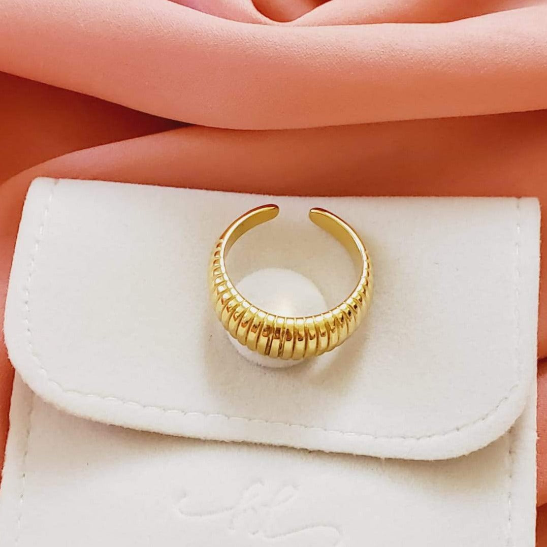 Water resistant jewelry, Hypoallergenic jewelry, tarnish free jewelry, Gold Plated Necklaces, Vintage Necklace, Minimalist Jewelry, Ellie Vail Jewelry, Ellie Vail Necklace, Hey Harper Jewelry, waterproof jewelry, cali tiger jewelry, cali tiger necklaces, 1980 jewelry, she is gold jewelry, kylie jenner necklace, Hello Luxy, Fine Jewelry, Tik Tok Jewelry, Tik Tok Fashion, Best Gift for wife, Wife best gift