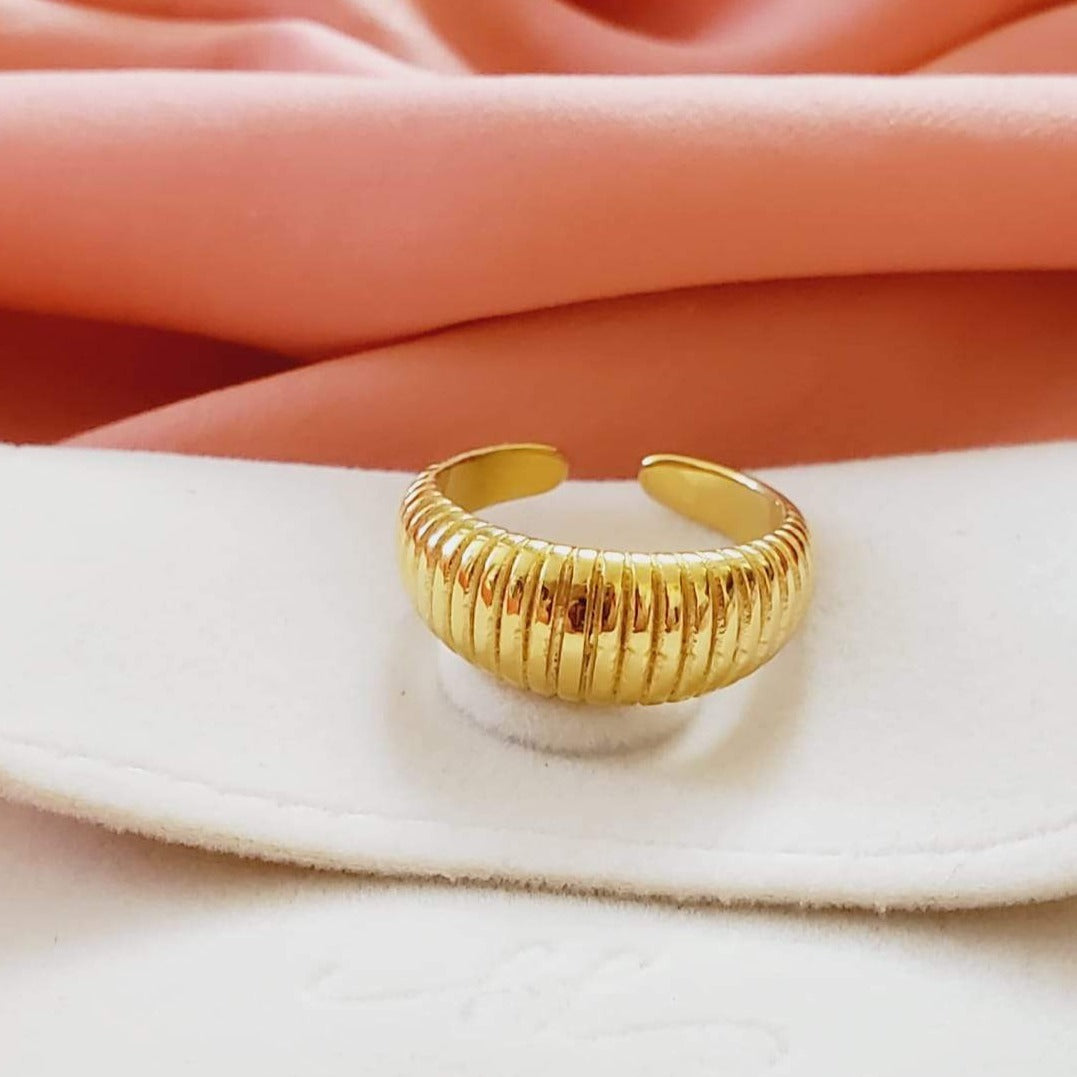 Water resistant jewelry, Hypoallergenic jewelry, tarnish free jewelry, Gold Plated Necklaces, Vintage Necklace, Minimalist Jewelry, Ellie Vail Jewelry, Ellie Vail Necklace, Hey Harper Jewelry, waterproof jewelry, cali tiger jewelry, cali tiger necklaces, 1980 jewelry, she is gold jewelry, kylie jenner necklace, Hello Luxy, Fine Jewelry, Tik Tok Jewelry, Tik Tok Fashion, Best Gift for wife, Wife best gift