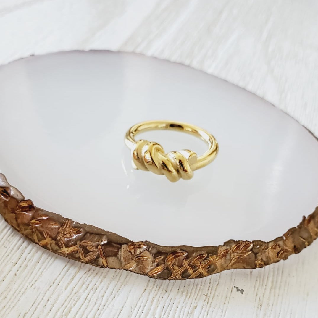 18k ring, bold ring, gold ring, gift for her, knot ring, 18k golden ring, gift for her, vintage ring, dainty ring, trending rings, trendy rings, gift for mom, gift for aunt, chunky rings, classic rings, water resistant rings, tarnish free rings