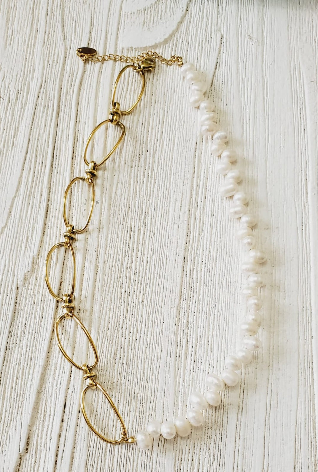 Pearls necklace, baroque necklace, 18k gold necklace, water resistant necklace, pearls and gold chain, gift for mom, jewelry for mom, mom gift guide, artizan joyeria, ellie vail jewelry, hello luxy, hello luxy jewelry, trendy jewelry, dainty jewelry