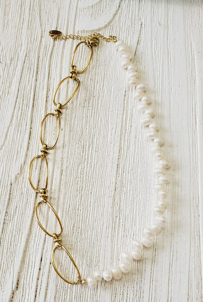 Pearls necklace, baroque necklace, 18k gold necklace, water resistant necklace, pearls and gold chain, gift for mom, jewelry for mom, mom gift guide, artizan joyeria, ellie vail jewelry, hello luxy, hello luxy jewelry, trendy jewelry, dainty jewelry