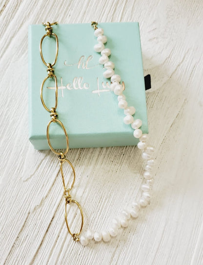 Pearls necklace, baroque necklace, 18k gold necklace, water resistant necklace, pearls and gold chain, gift for mom, jewelry for mom, mom gift guide, artizan joyeria, ellie vail jewelry, hello luxy, hello luxy jewelry