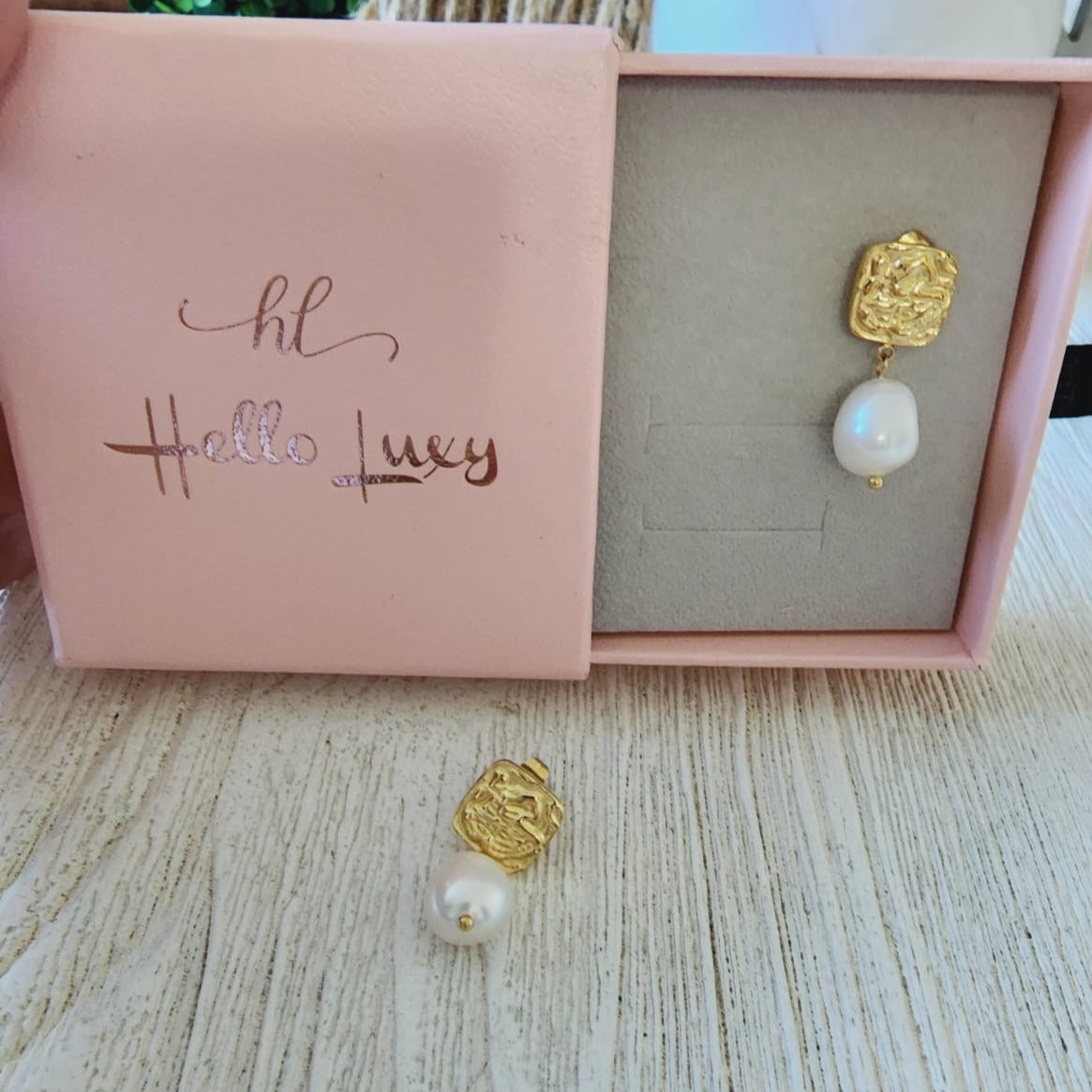 Pearl Earrings, 18k Gold Plated Earrings, Hypoallergenic Earrings, Waterproof Earrings, water resistance jewelry, Vintage Earrings, Bold Earrings, Water Resistant Earrings, Tarnish Free Earrings, Vintage Style, Vintage Earrings, tarnish free jewelry, hypoallergenic jewelry, Gift For Her, Fashion Gift for Her, Doctor Gift for Christmas, dainty earrings, abstract gold pearls earrings