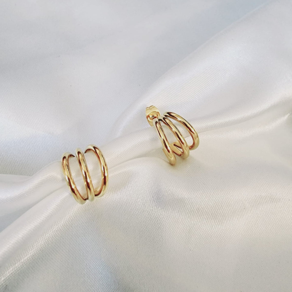 Water resistant gold hoops, tarnish free gold open hoops, Lightweight Chunky Open Hoops, 14k lightweight chunky hoops, 14k gold hoops, 14k Double tone hoops, 18k Gold Filled lightweight hoops, 18k Gold Filled hoops, classy gold hoops, bold gold hoops, chunky double tone hoops, chunky medium gold hoops, chunky medium double tone hoops, 