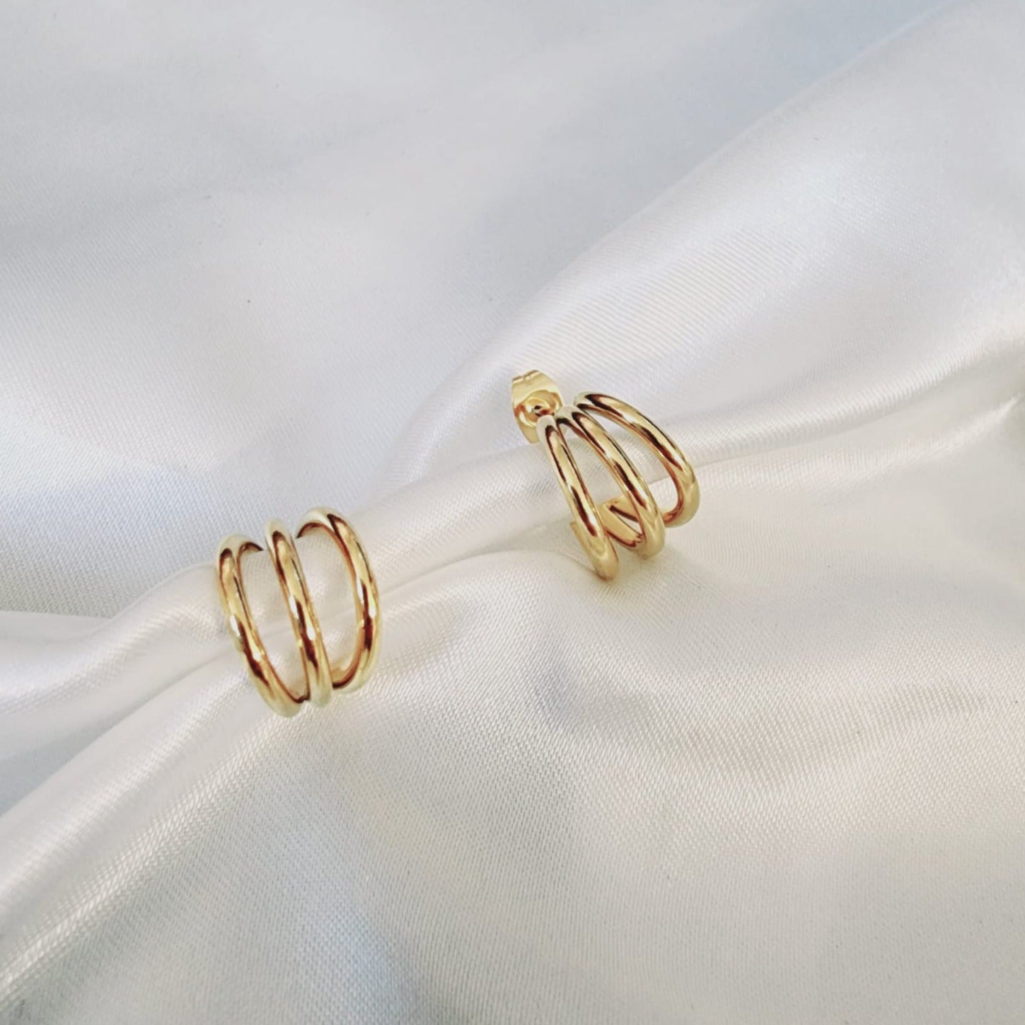 Water resistant gold hoops, tarnish free gold open hoops, Lightweight Chunky Open Hoops, 14k lightweight chunky hoops, 14k gold hoops, 14k Double tone hoops, 18k Gold Filled lightweight hoops, 18k Gold Filled hoops, classy gold hoops, bold gold hoops, chunky double tone hoops, chunky medium gold hoops, chunky medium double tone hoops, 