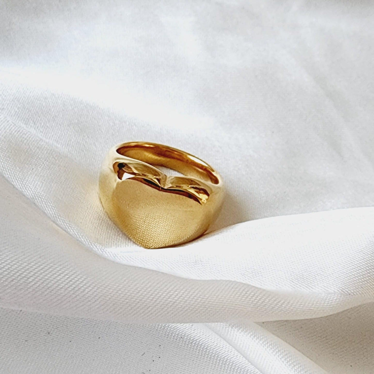 heart ring, chunky heart ring, promise ring, bold heart ring, valentine gift, jewelry gift for valentines, love ring, love jewelry, gift for wife, gift for friend, friendship gifts, self love ring, amor propio anillo, anillo de corazon, waterproof ring, waterproof jewelry, timeless jewelry, timeless ring, gift for girlfriend, soulmate ring, elegant ring, classy ring, dainty ring, everyday ring, must have ring, must have jewelry