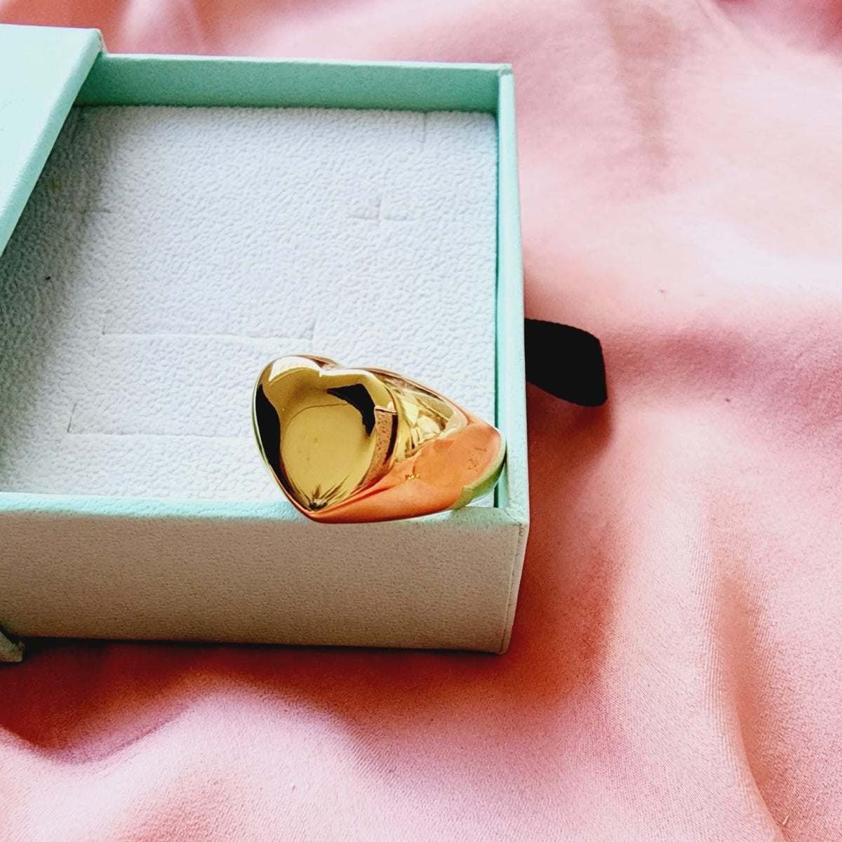 heart ring, chunky heart ring, promise ring, bold heart ring, valentine gift, jewelry gift for valentines, love ring, love jewelry, gift for wife, gift for friend, friendship gifts, self love ring, amor propio anillo, anillo de corazon, waterproof ring, waterproof jewelry, timeless jewelry, timeless ring, gift for girlfriend, soulmate ring, elegant ring, classy ring, dainty ring, everyday ring, must have ring, must have jewelry