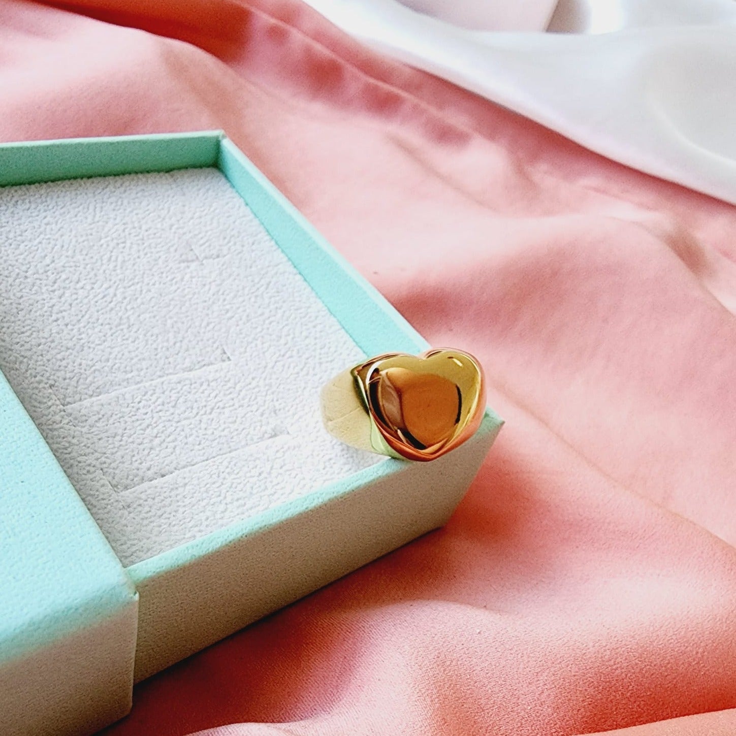 heart ring, chunky heart ring, promise ring, bold heart ring, valentine gift, jewelry gift for valentines, love ring, love jewelry, gift for wife, gift for friend, friendship gifts, self love ring, amor propio anillo, anillo de corazon, waterproof ring, waterproof jewelry, timeless jewelry, timeless ring, gift for girlfriend, soulmate ring, elegant ring, classy ring, dainty ring, everyday ring, must have ring, must have jewelry