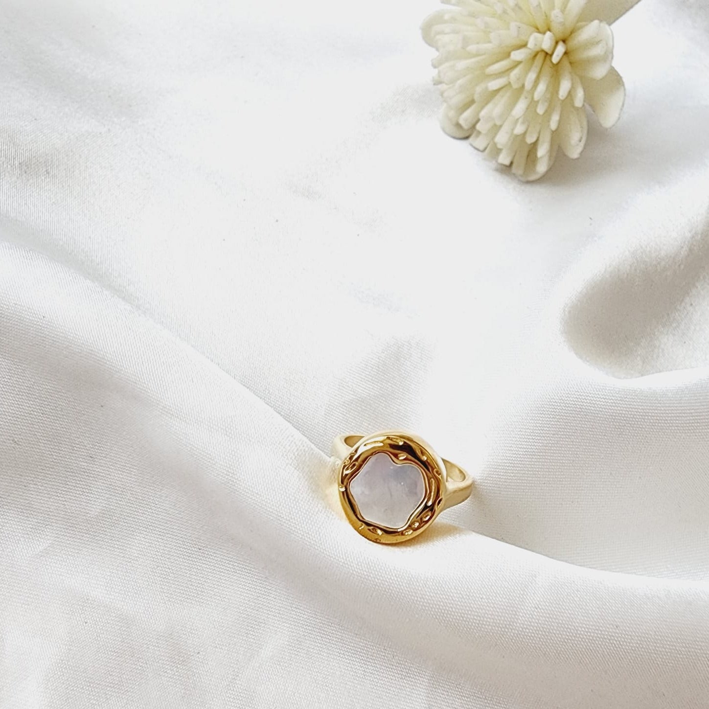 heart ring, chunky heart ring, promise ring, bold heart ring, valentine gift, jewelry gift for valentines, love ring, love jewelry, gift for wife, gift for friend, friendship gifts, self love ring, amor propio anillo, anillo de corazon, waterproof ring, waterproof jewelry, timeless jewelry, timeless ring, gift for girlfriend, soulmate ring, elegant ring, classy ring, dainty ring, everyday ring, must have ring, must have jewelry, mother pearl ring, nacar ring, pearl ring