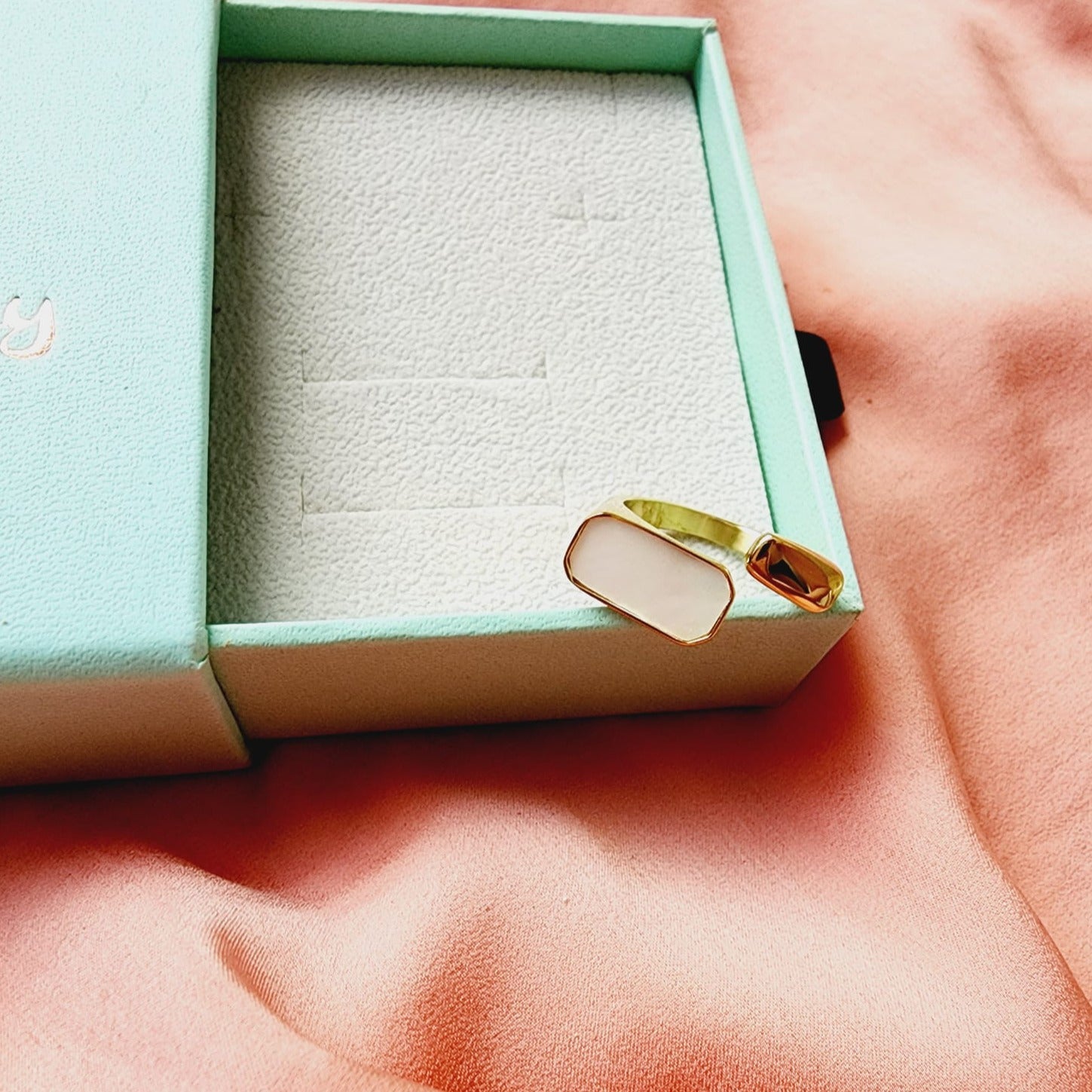 heart ring, chunky heart ring, promise ring, bold heart ring, valentine gift, jewelry gift for valentines, love ring, love jewelry, gift for wife, gift for friend, friendship gifts, self love ring, amor propio anillo, anillo de corazon, waterproof ring, waterproof jewelry, timeless jewelry, timeless ring, gift for girlfriend, soulmate ring, elegant ring, classy ring, dainty ring, everyday ring, must have ring, must have jewelry, mother pearl ring, nacar ring, pearl ring