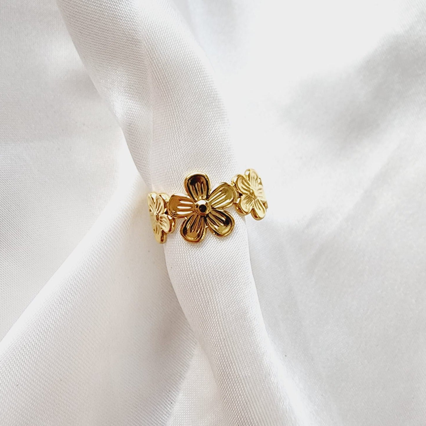 flower ring, small daisy adjustable ring, sunflower dainty ring, daisy stacking ring, plumerian ring, daisy ring, chunky sunflower ring, promise ring, bold heart ring, valentine gift, love ring, love jewelry, gift for wife, gift for friend, friendship gifts, self love ring, amor propio anillo, waterproof ring, waterproof jewelry, timeless jewelry, timeless ring, gift for girlfriend, soulmate ring, elegant ring, classy ring, dainty ring, everyday ring, must have ring, must have jewelry