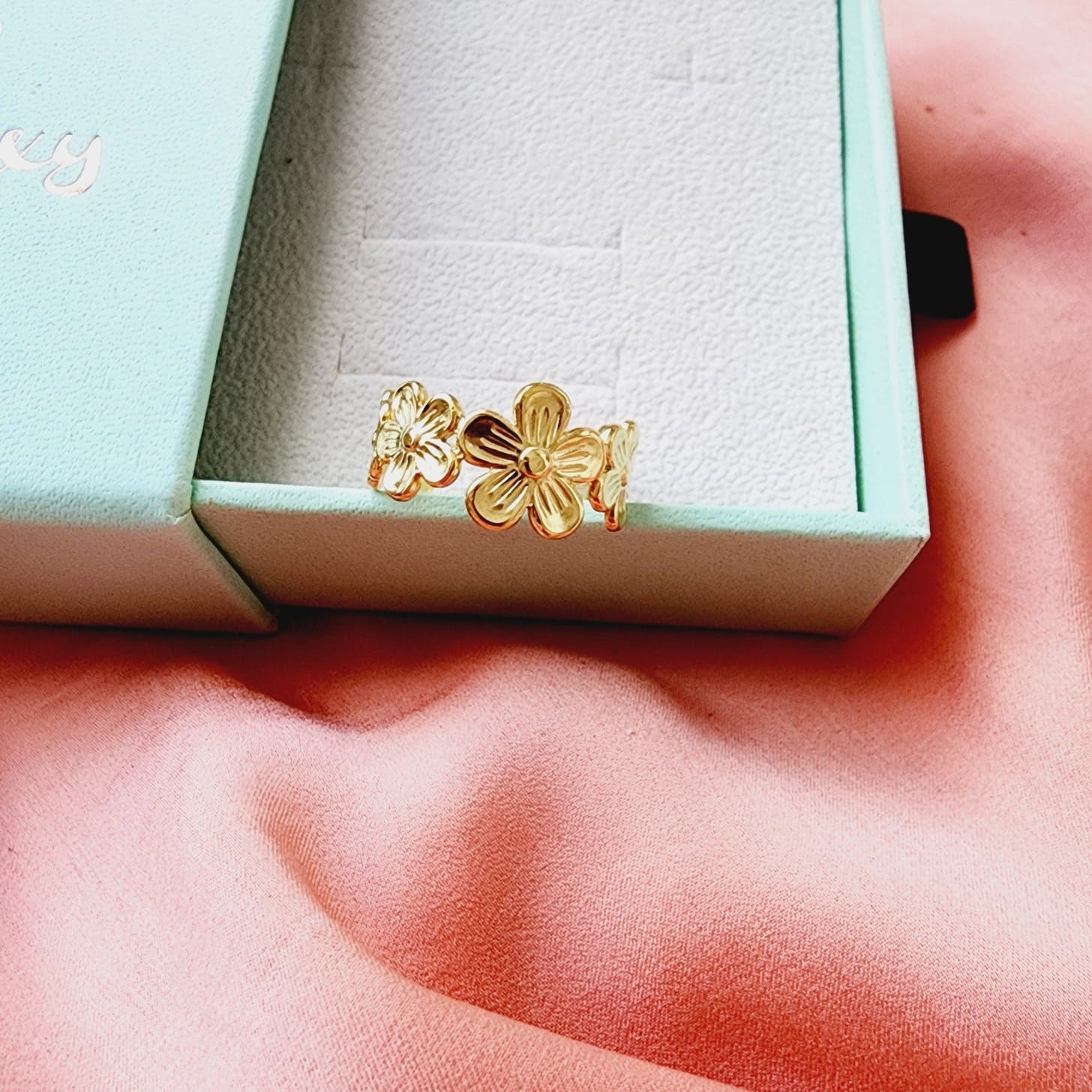flower ring, small daisy adjustable ring, sunflower dainty ring, daisy stacking ring, plumerian ring, daisy ring, chunky sunflower ring, promise ring, bold heart ring, valentine gift, love ring, love jewelry, gift for wife, gift for friend, friendship gifts, self love ring, amor propio anillo, waterproof ring, waterproof jewelry, timeless jewelry, timeless ring, gift for girlfriend, soulmate ring, elegant ring, classy ring, dainty ring, everyday ring, must have ring, must have jewelry
