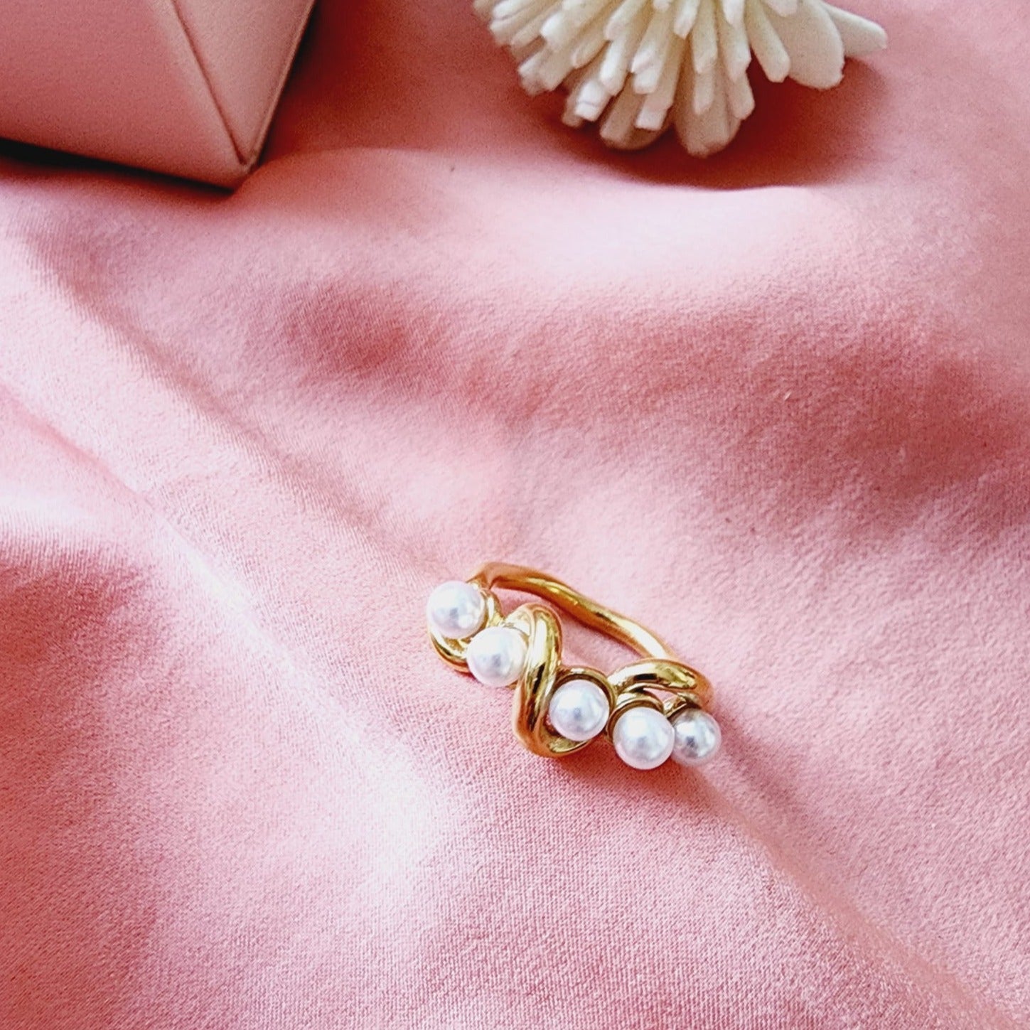 Pearl Gold Ring, Elegant Ring, Wavy ring, trendy pearl waterproof ring, Water Resistant ring, waterproof ring, tarnish free gold ring, 18k gold plated and pearl ring, baroque ring, thick pearl gold ring, Pearl ring, Minimalist ring,Thin ring , Mother Pearl ring, Simple ring, stacking ring, gift for her, Dainty ring, Shiny ring, Classy Pearl Ring, baroque 18 gold ring, pearl bold ring, pearl statement gold ring, pearl chunky ring, Nacar Gold Ring